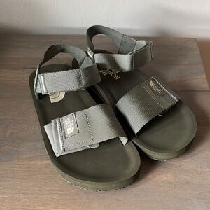 NWOT The north face sandals